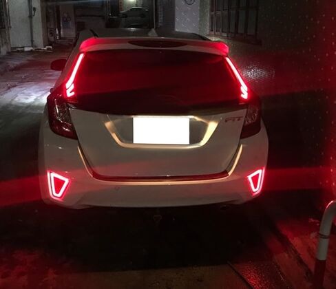 مصابيح عاكسة LED ذات عدسة حمراء من iJDMTOY متوافقة مع عدسات Honda FIT Pre-LCI 2015-2017، JDM Fluid Style، تعمل كمصابيح ضباب خلفية/أضواء تشغيل وأضواء فرامل in Saudi Arabia