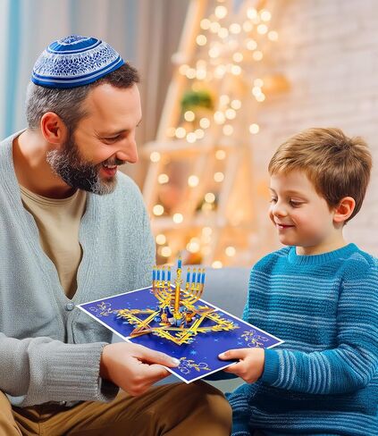 بطاقة تهنئة منبثقة ثلاثية الأبعاد لعيد هانوكا - مهرجان الأضواء مع الشموع والدريدل ورموز هانوكا التقليدية - بطاقة عطلة يهودية للعائلة والأصدقاء والأحباء، تتضمن مظروفًا وملاحظة فارغة in Kuwait