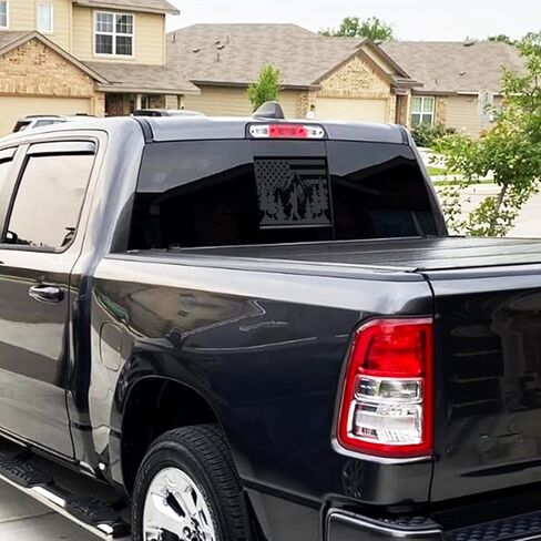 ملصق من أجل Chevy Colorado GMC Canyon 2015-2026 للنافذة الوسطى الخلفية Bigfoot العلم الأمريكي، ملصق فينيل لشاحنة Sasquatch الوطنية، أسود مطفي، سهل التركيب والإزالة in Kuwait