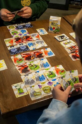 عالم غريب - فوق السحاب | لعبة بطاقة الرسم الخيالية للأطفال والكبار | اجمع فرقًا من المخلوقات الغامضة في الكون السماوي | لعبة استراتيجية سريعة | الأعمار 10+ | 1-4 لاعبين | 20 دقيقة in Kuwait