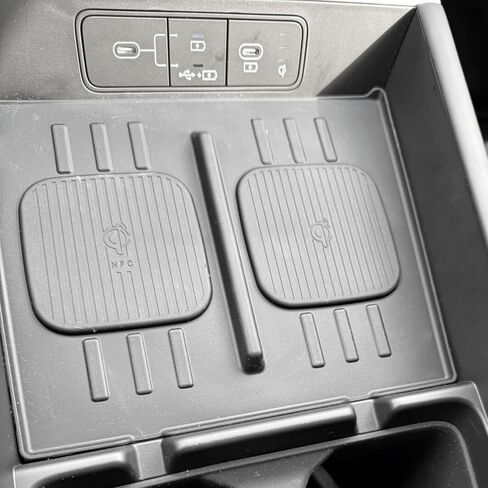 قطعتان من منظم وحدة التحكم المركزية لملحقات Hyundai Santa Fe 2025 2024 الداخلية - حصيرة شحن لاسلكية من السيليكون ووسادة حماية من السيليكون وصينية تنظيم وحدة التحكم المركزية وصندوق تخزين مسند الذراع، أسود in Kuwait