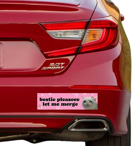 ملصق Bestie Please Let Me Merge Bumper - ملصق سيارة مضحك يبكي القطة - ملصق فينيل وردي جمالي لطيف للسيارات وأجهزة الكمبيوتر المحمولة والنوافذ والمرايا - مقاوم للماء ومقاوم للحرارة وقابل للإزالة in Kuwait