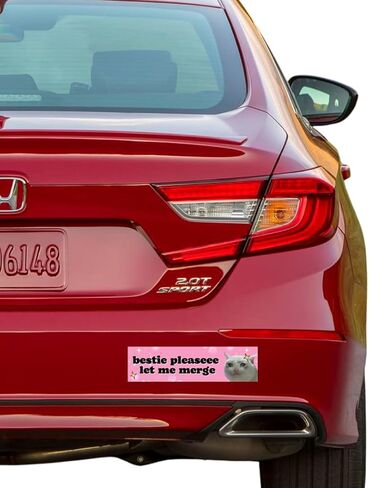 ملصق Bestie Please Let Me Merge Bumper - ملصق سيارة مضحك يبكي القطة - ملصق فينيل وردي جمالي لطيف للسيارات وأجهزة الكمبيوتر المحمولة والنوافذ والمرايا - مقاوم للماء ومقاوم للحرارة وقابل للإزالة in Kuwait