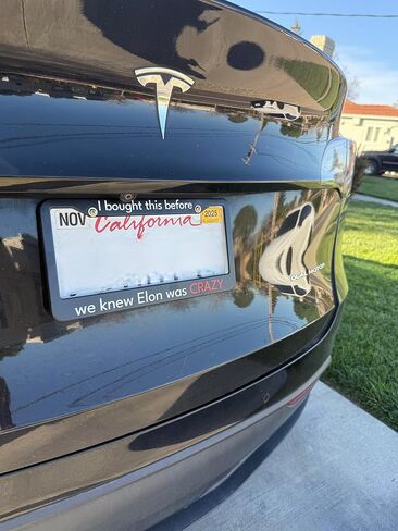 إطار لوحة ترخيص Anti-Elon Musk - "لقد اشتريت هذا قبل أن نعرف أن Elon كان مجنونًا" - إطار معدني أسود مع نص أبيض وأحمر - ملحقات السيارة لمالكي ونقاد Tesla in Kuwait
