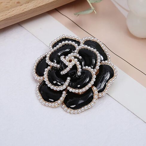 دبوس بروش على شكل وردة سوداء على شكل بتلات لؤلؤية، بروش انيق ورائع للنساء لحفلات الزفاف والولائم والقمصان والفساتين، معدن، لؤلؤ صناعي in Kuwait