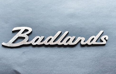 شعار شارة Badlands الكلاسيكية المتوافقة مع Ford Bronco SUV/Sport (أسود مطفي، 10 بوصة × 2 بوصة) in Kuwait