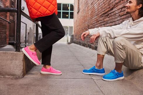 Hey Dude Wally قماش مطاطي Savvy Red مقاس 15، أحذية رجالية، أحذية رجالية سهلة الارتداء، مريحة وخفيفة الوزن in Saudi Arabia