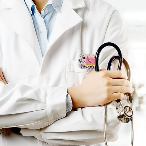بكرة شارة لامعة قابلة للسحب من The Skin Whisperer مع مشبك تمساح لممرضة فرقة الأمراض الجلدية وممرضة الأمراض الجلدية، هدايا طبيب الأمراض الجلدية للرجال والنساء، بكرة شارة الأمراض الجلدية in Saudi Arabia