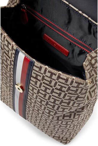 حقيبة ظهر Tommy Hilfiger Ruby II Flap مع قماش جاكار مربع الشكل ومونوجرام أسود مقاس واحد in Saudi Arabia