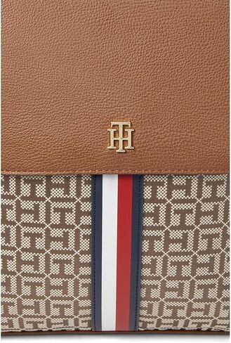 حقيبة ظهر Tommy Hilfiger Ruby II Flap مع قماش جاكار مربع الشكل ومونوجرام أسود مقاس واحد in Saudi Arabia