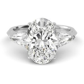 خاتم خطوبة من الذهب الأبيض 1-5 قيراط (ctw) بيضاوي الشكل من الذهب الأبيض، ألماس مقطوع من LAB GROWN وثلاثة أحجار (اللون D-E Clarity VS1-VS2) in Kuwait