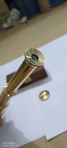 تلسكوب يدوي من النحاس ذو أنبوب خشبي من Spyglass مع صندوق خشبي صغير مزين بالنحاس على شكل قرصان عتيق in Kuwait