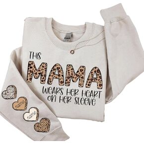 ترتدي هذه ماما قميصًا بقلبها على كمها، سويت شيرت الفهد الفهد، سويت شيرت بأسماء الأطفال، هوديي ماما مخصص مع الأطفال in Kuwait