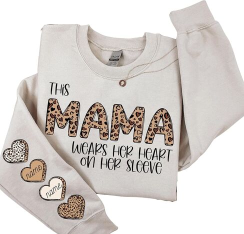 ترتدي هذه ماما قميصًا بقلبها على كمها، سويت شيرت الفهد الفهد، سويت شيرت بأسماء الأطفال، هوديي ماما مخصص مع الأطفال in Kuwait