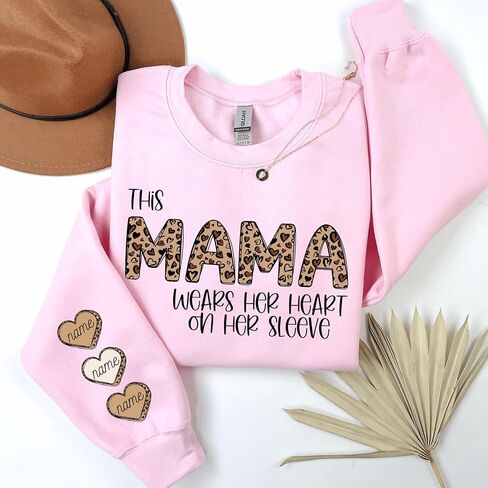 ترتدي هذه ماما قميصًا بقلبها على كمها، سويت شيرت الفهد الفهد، سويت شيرت بأسماء الأطفال، هوديي ماما مخصص مع الأطفال in Kuwait