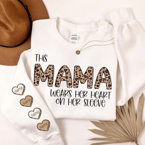 ترتدي هذه ماما قميصًا بقلبها على كمها، سويت شيرت الفهد الفهد، سويت شيرت بأسماء الأطفال، هوديي ماما مخصص مع الأطفال in Kuwait