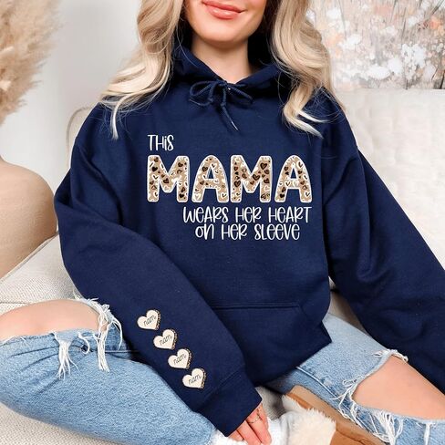 ترتدي هذه ماما قميصًا بقلبها على كمها، سويت شيرت الفهد الفهد، سويت شيرت بأسماء الأطفال، هوديي ماما مخصص مع الأطفال in Kuwait