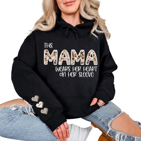 ترتدي هذه ماما قميصًا بقلبها على كمها، سويت شيرت الفهد الفهد، سويت شيرت بأسماء الأطفال، هوديي ماما مخصص مع الأطفال in Kuwait