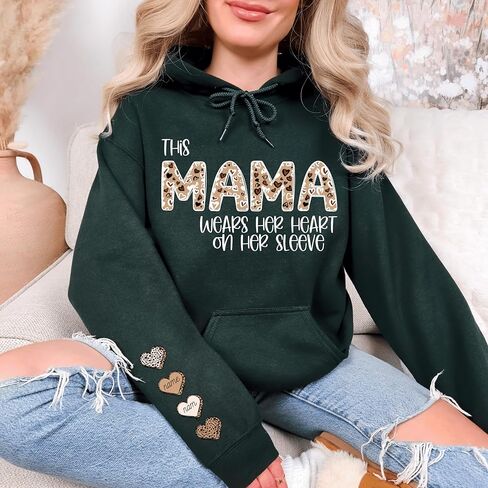 ترتدي هذه ماما قميصًا بقلبها على كمها، سويت شيرت الفهد الفهد، سويت شيرت بأسماء الأطفال، هوديي ماما مخصص مع الأطفال in Kuwait