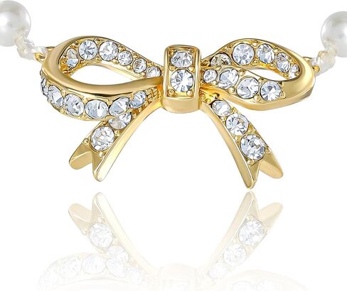 عقد من Juicy Couture مزين بفيونكة من اللؤلؤ الصناعي وأحجار شفافة، عقد بقلادة على شكل فيونكة ذهبية اللون مقاس 18 بوصة + 2 بوصة in Kuwait