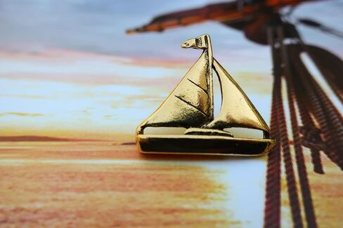 دبوس طية صدر السترة بتصميم المراكب الشراعية الذهبية من جيم كليفت in Kuwait