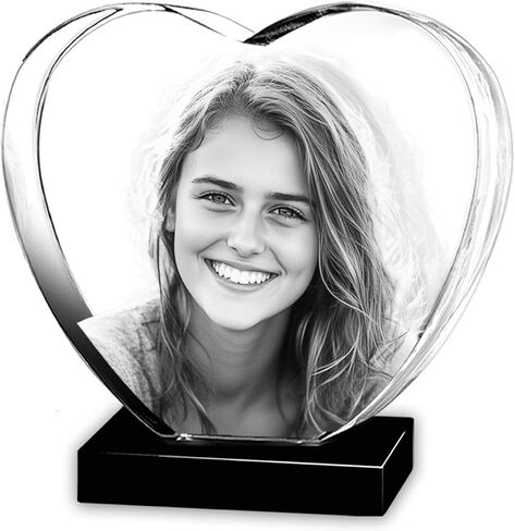 Monume Premium 3D Crystal Heart (متوسط) - صورة كريستالية مخصصة منقوشة بالليزر مصنوعة من زجاج شفاف - تتضمن قاعدة مضيئة وبطاقة تهنئة ثلاثية الأبعاد وسلسلة مفاتيح مطابقة in Kuwait