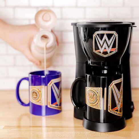 مجموعة هدايا صانعة القهوة ذات كوب واحد من Uncanny Brands WWE مع كوبين - اهتز مثل البطل in Kuwait