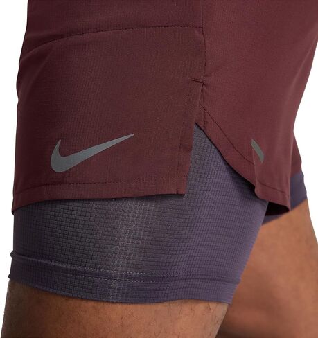 شورت الجري Nike Stride للرجال Dri-FIT 7 بوصة 2 في 1 (بورجوندي كراش/زبيب داكن/أسود، DM4759-652) in Kuwait