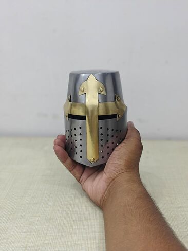 خوذة الفارس الصليبي المصغرة من العصور الوسطى، فولاذ فضي صغير مع لمسة نحاسية متقاطعة، نسخة طبق الأصل للديكور للمنزل، مكتب المكتب in Kuwait