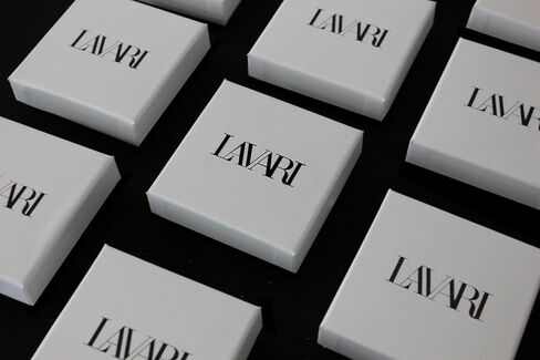 سوار أذن ثلاثي من الألماس 1/6 قيراط من Lavari Jewellers للنساء - غطاء أذن من الفضة الإسترلينية عيار 18 قيراط مطلي بالذهب الأصفر عيار 925 من الفضة الإسترلينية للنساء - مجوهرات مضادة للحساسية - بساطة أنيقة in Saudi Arabia