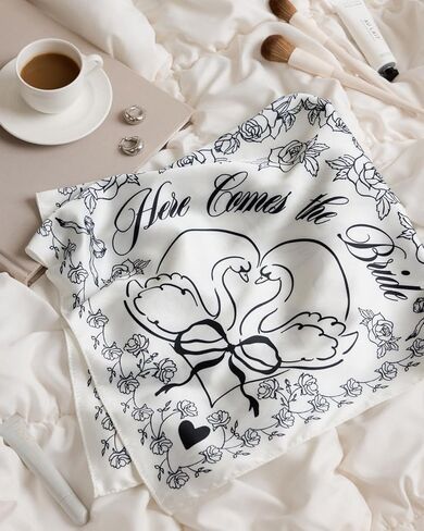 xo، وشاح رأس Fetti Bride Swan، 27x27 بوصة | باندانا العازبة، أغطية رأس الزفاف، إكسسوار حفلة باخ، هدية وصيفة العروس، منديل الزفاف الأبيض، قبعة حريرية in Saudi Arabia