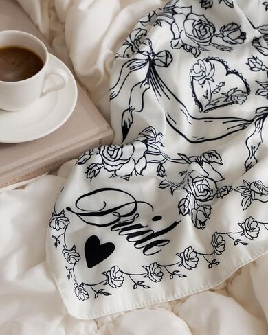 xo، وشاح رأس Fetti Bride Swan، 27x27 بوصة | باندانا العازبة، أغطية رأس الزفاف، إكسسوار حفلة باخ، هدية وصيفة العروس، منديل الزفاف الأبيض، قبعة حريرية in Saudi Arabia
