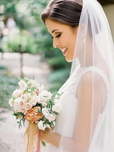 فستان زفاف العروس، طرحة رقيقة بمشط وحواف مقصوصة، وفستان زفاف شيفون حالم مع مشط in Kuwait