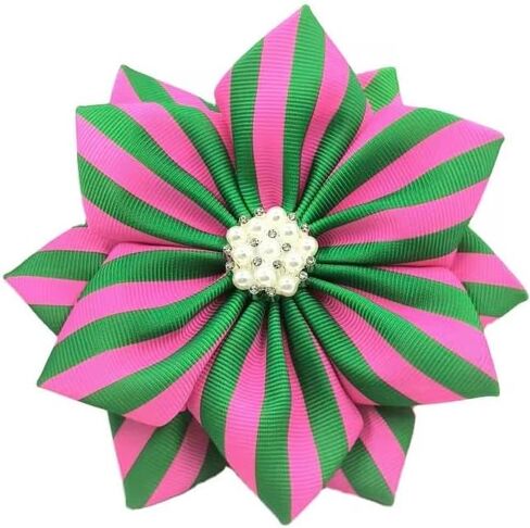 دبوس بروش مخطط باللونين الوردي والأخضر، وشريط Grosgrain باللونين الوردي والأخضر مع لمسة كريستالية، وإكسسوارات أزياء زخرفية، ودبوس بروش على شكل زهرة من أدوات نادي نسائي للنساء اليوناني، والمعروف أيضًا باسم نادي نسائي مستوحى من أحداث D9، والمؤتمرات، وحفلات  in Kuwait