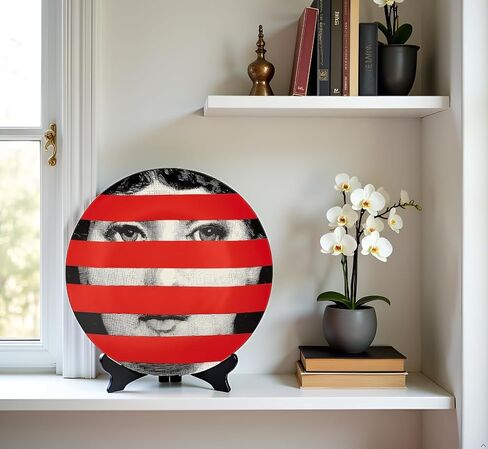 لوحة حائط مزخرفة من السيراميك مقاس 8 بوصات من AlphaDesignLuxe - تصميم وجه فني حديث على الطراز الإيطالي، سطح طاولة أنيق أو لمسة ديكور حائط، جاهزة للهدايا مع خطاف تعليق وحامل خشبي - مخطط أحمر in Kuwait