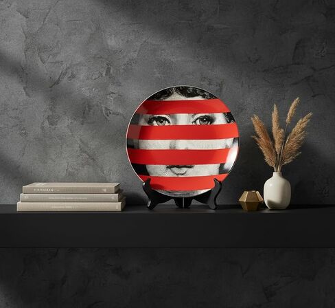 لوحة حائط مزخرفة من السيراميك مقاس 8 بوصات من AlphaDesignLuxe - تصميم وجه فني حديث على الطراز الإيطالي، سطح طاولة أنيق أو لمسة ديكور حائط، جاهزة للهدايا مع خطاف تعليق وحامل خشبي - مخطط أحمر in Kuwait