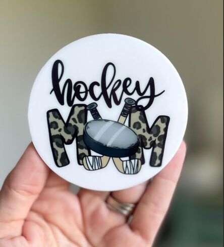 Oliver Designs، حليات للحقائب الرياضية، Hockey Mom، Leopard، ملحقات حقائب مخصصة، Sports Mama، حلية مقاس 3 بوصات in Kuwait