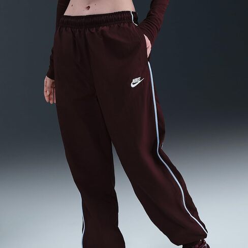 بنطال Nike Sportswear Windrunner المنسوج للنساء (بورجوندي كراش/أزرق سيليستين/شراع) in Kuwait