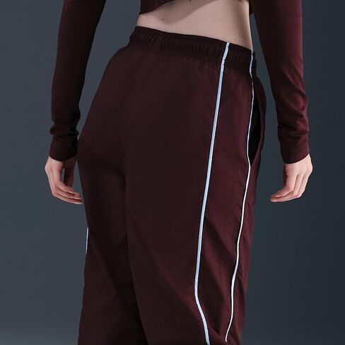 بنطال Nike Sportswear Windrunner المنسوج للنساء (بورجوندي كراش/أزرق سيليستين/شراع) in Kuwait