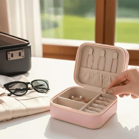 مجموعة من 36 علبة مجوهرات للسفر، 6 ألوان 4×4×2 في صندوق مجوهرات صغير محمول منظم لخواتم الأقراط والقلائد، مجموعة مجوهرات صغيرة من جلد البولي يوريثان لهدايا وصيفات العروس للنساء in Kuwait