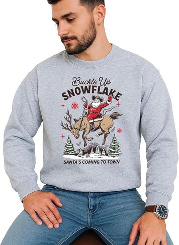 سويت شيرت Olive Loves Apple Buckle Up Snowflake Christmas للجنسين، سترة سانتا القادمة إلى المدينة للرجال والنساء in Saudi Arabia