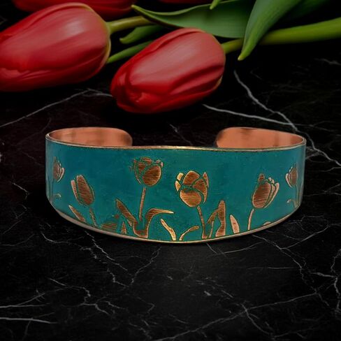 سوار الكفة المدبب من النحاس الصلب المصنوع يدويًا مع عزر الخزامى المحفور، الكفة النحاسية المدببة من زنجار ريفي in Kuwait