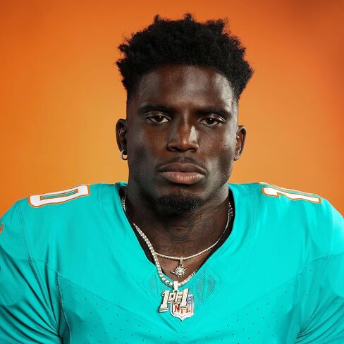قلادة شعار فريق الرياضة NFL مرخصة رسميًا من GLD - قلادة كرة قدم مثلجة مطلية بالذهب in Kuwait