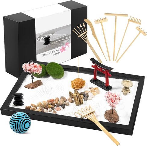 مجموعة Zen Garden لديكور المكتب - حديقة رملية صغيرة يابانية مع أكثر من 10 أدوات وملحقات، مكابس الخيزران، بوابة توري، حامل البخور وصندوق الهدايا - زينة مكتب لتخفيف التوتر للمنزل والمكتب in Kuwait
