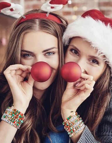 أساور عيد الميلاد للنساء والفتيات - مجموعة من 6 أساور ساحرة للعطلات مع تصميمات الرنة ورجل الثلج وشجرة عيد الميلاد - هدايا هدايا للمراهقين والأصدقاء والابنة in Kuwait
