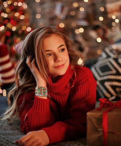 أساور عيد الميلاد للنساء والفتيات - مجموعة من 6 أساور ساحرة للعطلات مع تصميمات الرنة ورجل الثلج وشجرة عيد الميلاد - هدايا هدايا للمراهقين والأصدقاء والابنة in Kuwait
