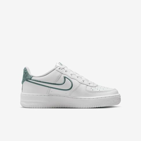 حذاء Nike Air Force 1 LV8 3 للأطفال الكبار (FZ2008-100، أبيض سامت/بيكوستال/أبيض ساميت) مقاس 3.5 in Kuwait