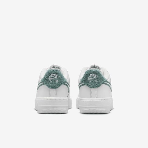 حذاء Nike Air Force 1 LV8 3 للأطفال الكبار (FZ2008-100، أبيض سامت/بيكوستال/أبيض ساميت) مقاس 3.5 in Kuwait