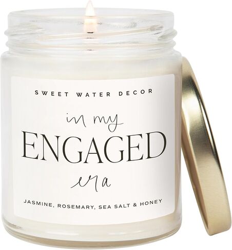 شمعة Sweet Water Decor in My Engaged Era Candle - هدايا الخطوبة وحفلات الزفاف لها - شمعة الصويا بوزن 9 أونصة في وعاء شفاف مع وقت احتراق يزيد عن 40 ساعة، صنع في الولايات المتحدة الأمريكية in Kuwait