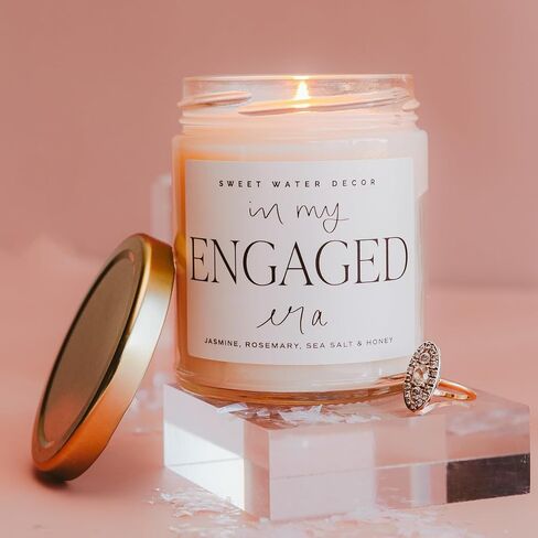 شمعة Sweet Water Decor in My Engaged Era Candle - هدايا الخطوبة وحفلات الزفاف لها - شمعة الصويا بوزن 9 أونصة في وعاء شفاف مع وقت احتراق يزيد عن 40 ساعة، صنع في الولايات المتحدة الأمريكية in Kuwait